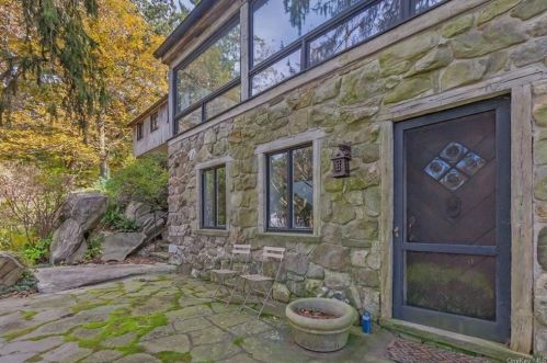 39 Old Snake Hill Rd, Scotts Corners, NY 10576-2101