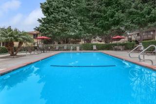 301 Vineyard Ave, Oxnard CA  93036-2071 exterior