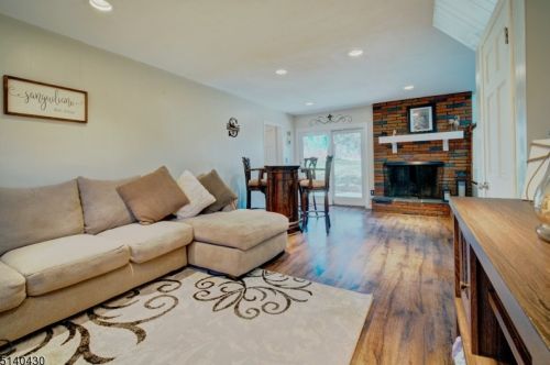 1 Pinewood Ct, Flemington NJ 08822-4909 exterior