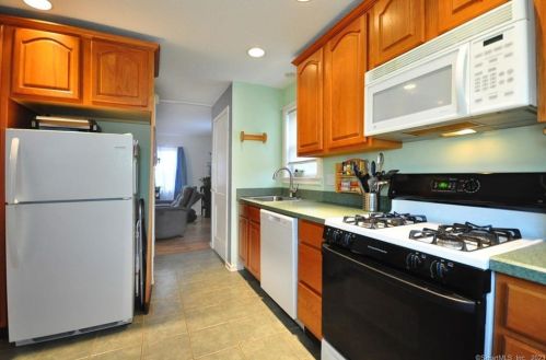 16 Oval Ln, Manchester CT  06040-4712 exterior