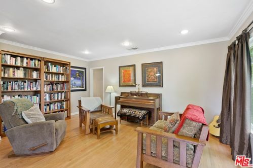 7621 Genesta Ave, Van Nuys, CA 91406-2135