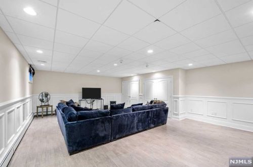 30 Oak Dr, Upper Saddle River NJ  07458-2132 exterior