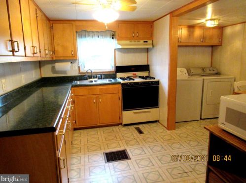 37 Mountain St, Mount Holly Springs, PA 17065-1408