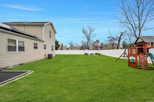 1246 Ferndale Blvd, Central Islip NY  11722-3942 exterior