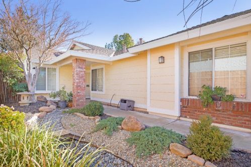 9317 Hoyleton Way, Elk Grove CA  95758-6522 exterior