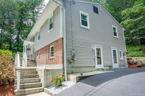 65 Northview Dr, Mahopac, NY 10541-4242