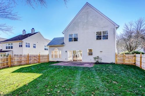 25 Plantation Rd, White House Station, NJ 08889-3205