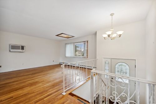 2095 Briggs St, North Bellmore, NY 11710-3231