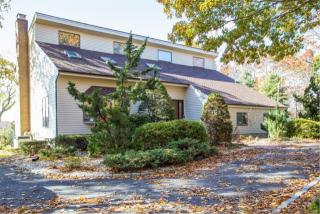 470 Haywaters Dr, Nassau Point, NY 11935-2300