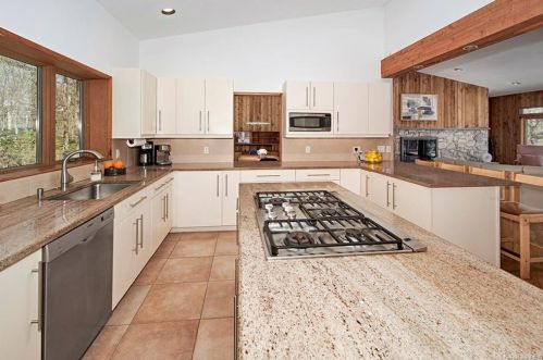 3 Banks Hill Rd, Pleasantville NY  10570-2453 exterior