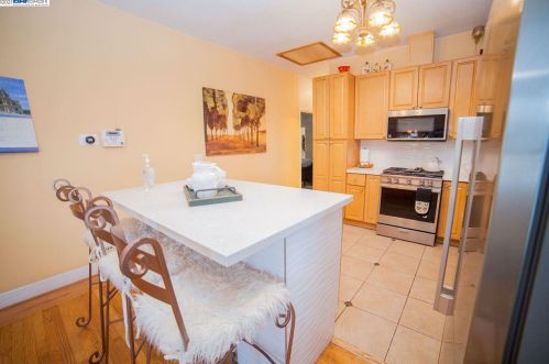 1610 14th St, Oakland CA  94607-1512 exterior