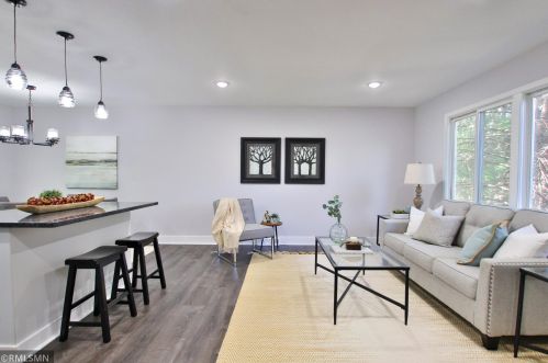 4353 Bear Path Trl, Saint Paul, MN 55122-2218