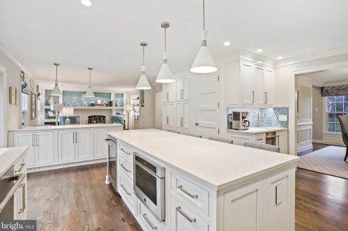 810 Hickory Vale Ln, Great Falls VA  22066-2810 exterior