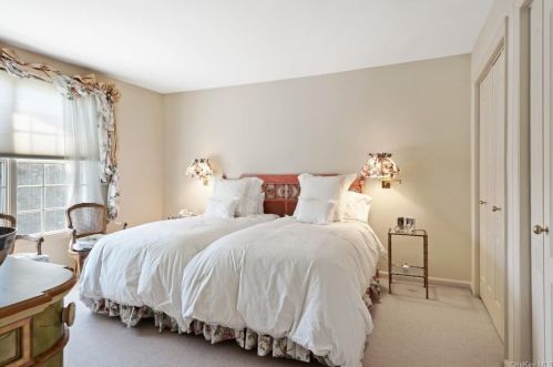 1 Doral Grn Dr, Rye Brook NY  10573-5405 exterior