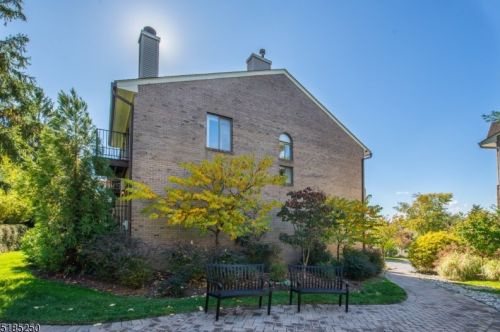 13 Louisburg Sq, Verona, NJ 07044-2923