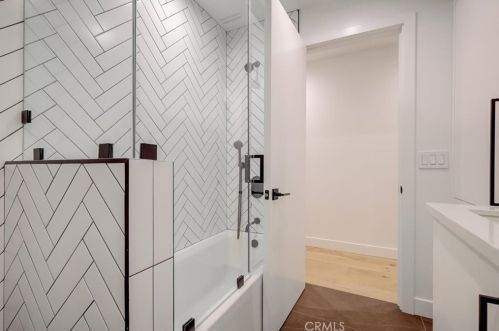 16627 Gilmore St, Van Nuys CA  91406-5610 exterior