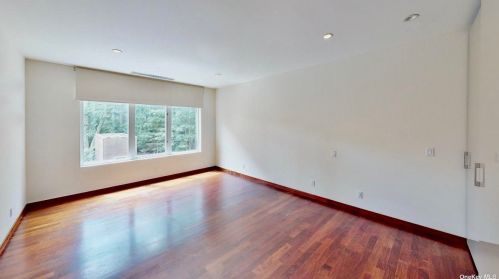 121 Montauk Hwy, East Hampton NY  11937-2802 exterior