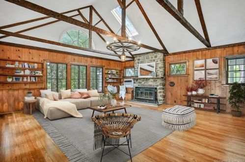 93 Boulevard Dr, Danbury CT  06810-7254 exterior