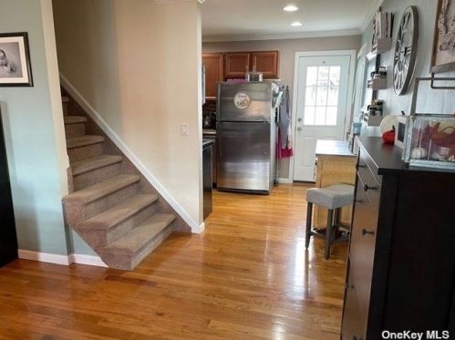 190 31 St, North Lindenhurst NY 11757-3216 exterior