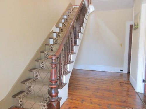 13 Manwaring St, United States Coast Guard Ac CT  06320-5619 exterior