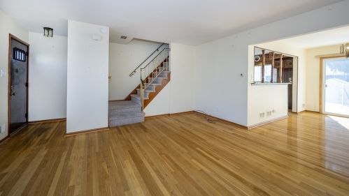 18 10th St, Bayonne, NJ 07002-2587