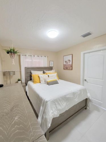 17 Suffolk Ave, Hialeah FL  33010-5035 exterior