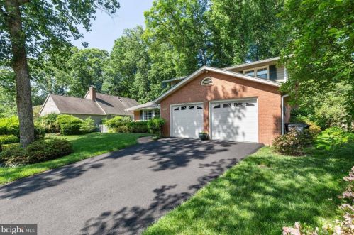 6010 Nassau Dr, Springfield, VA 22152-1233