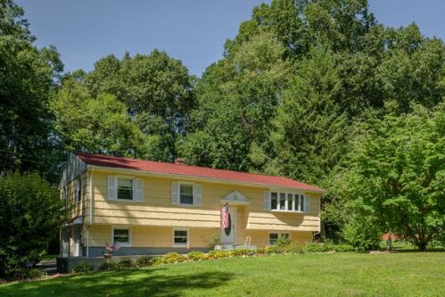 4 Woodlawn Dr, Bethel, CT 06801-1108