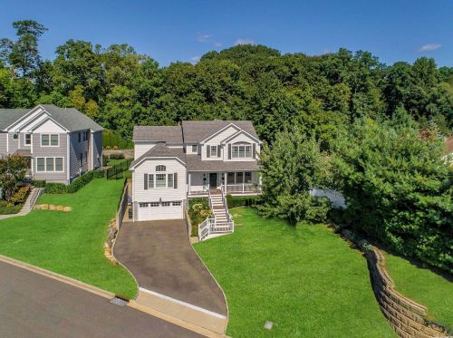 7 Landing Ct, Glenwood Landing, NY 11547-3082