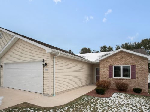 1953 Wild Oak Dr, Manitowoc, WI 54220-7152