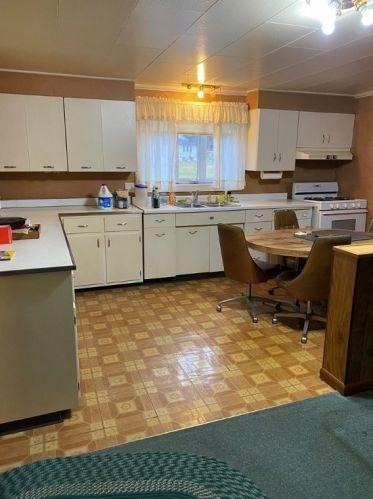 160 Millers Ln, New Kensington, PA 15068-3813