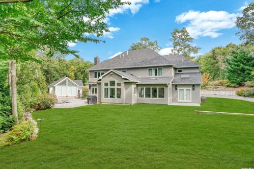 9 Westbourne Ln, Huntington Station, NY 11747-3304