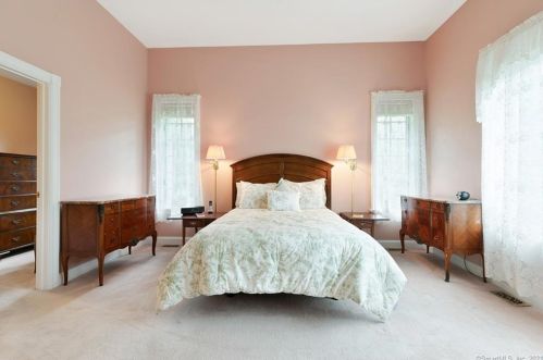 324 Great Neck Rd, Waterford, CT 06385-3819