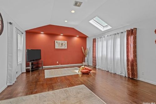 11 Lincoln Ave, Wheatley Heights NY  11798-4201 exterior