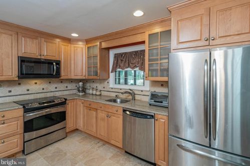 16 Vanderveer Dr, Lawrence Township NJ  08648-3151 exterior