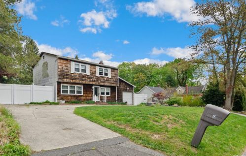 21 Dorchester Rd, Hauppauge, NY 11779-1664
