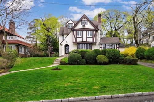 8 School Ln, Scarsdale, NY 10583-5608