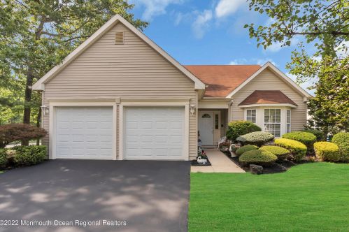 14 Holly Ct, Lakewood, NJ 08701-5785