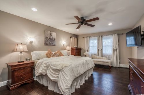 8 Valiant Ct, Mount Sinai NY  11766-2915 exterior