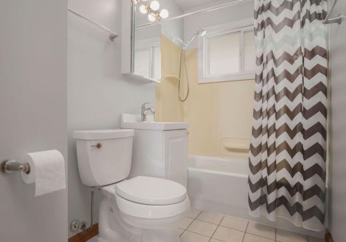 301 8th St, Hobart IN  46342-5124 exterior