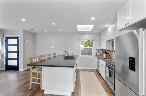 1455 Chalcedony St, San Diego CA 92109-2126 exterior