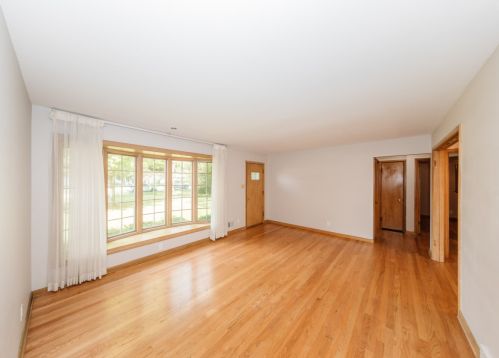 9616 Greenview Ln, Thiensville WI  exterior