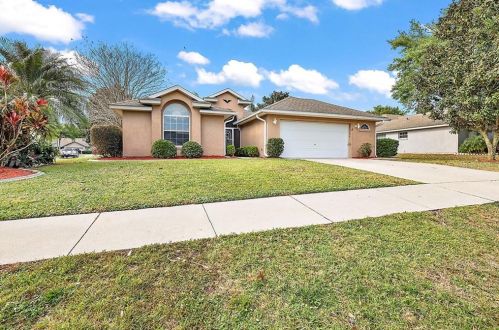 4810 Treasure Cay Rd, Tavares, FL 32778-4769