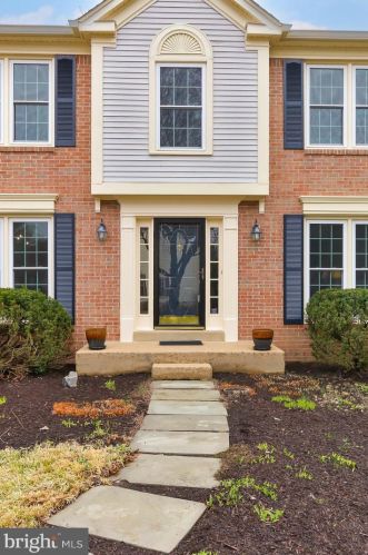 13135 New Parkland Dr, Herndon, VA 20171-2675