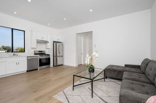 18067 Calvert St, Van Nuys CA 91316-1216 exterior