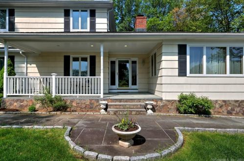 81 Kent Ln, Bridgeport, CT 06611-1052