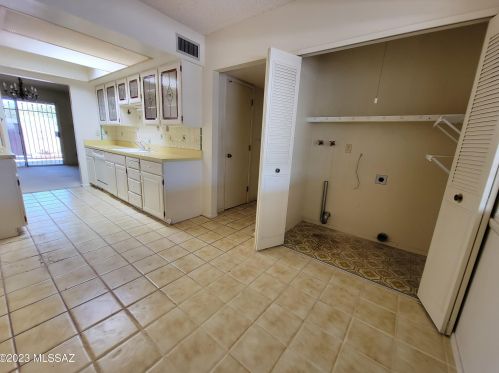 9008 Palms Park Dr, Tucson AZ  85715-5643 exterior