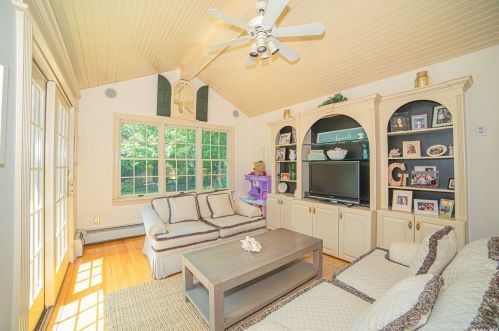 120 Lakeside Dr, Oakdale NY  11769-2250 exterior