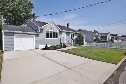 505 Heathcote Rd, North Lindenhurst, NY 11757-1821