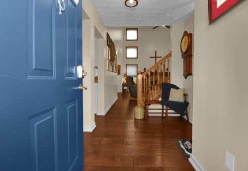 1087 Creekview Dr, Marysville, OH 43040-8302